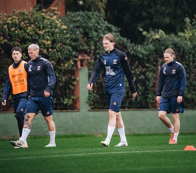 Noodweer in Spanje, maar pechvogel van Go Ahead Eagles loopt met een grote glimlach rond