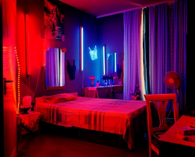 Politie vindt vrouw in lingerie verstopt in tuin van massagesalon: moeder en zoon voor de rechter