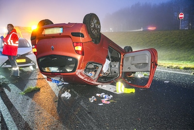 Auto slaat over de kop op de N34 bij Emmen: bestuurder ongedeerd