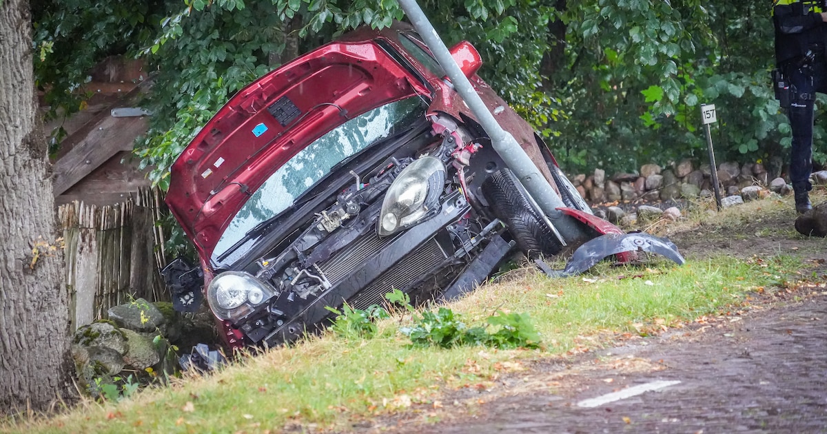 Auto vliegt uit de bocht en belandt in sloot in Emmen