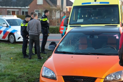 Fietser en auto botsen in Kootwijkerbroek