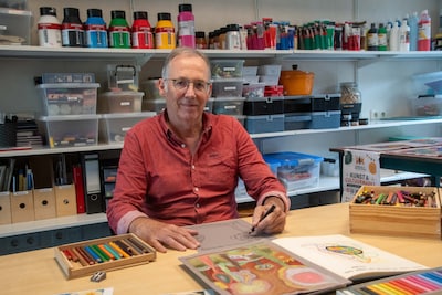 Steefjan (67) vond dezelfde uitweg als zijn moeder: tekenen wat je niet kunt zeggen