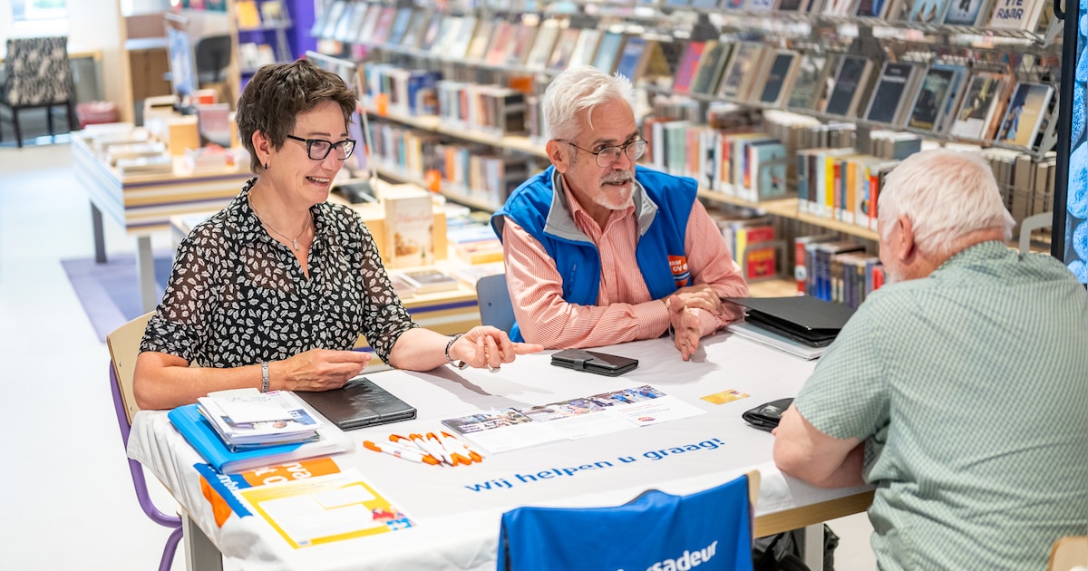 OV-ambassadeurs geven in Raalter bibliotheek tekst en uitleg over reizen