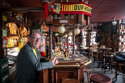 Kroegbaas Gert (73) wordt geleefd: na bestorming door PEC-hooligans volgt ongekende mediastorm