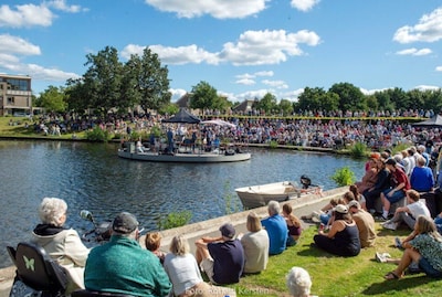 Jong muzikaal talent uit Amersfoort speelt in amfitheater in vijver Kattenbroek covers en eigen muzi
