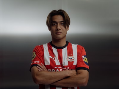 مكتمل تمامًا: اشترى نادي PSV Kodai Sano بملايين الدولارات وهو يروي تفاصيل مذهلة عن Peter Bosz