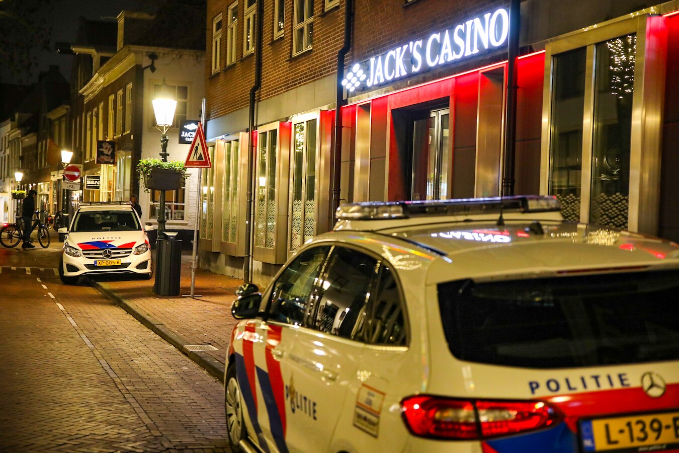 Overval op Jack’s Casino aan de Kamp in Amersfoort. Even na middernacht stapt een man met een mes het casino binnen.