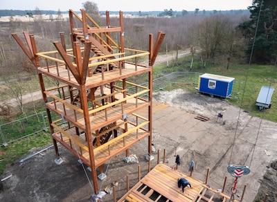 Vandalen trapten balken los in 2017, nu verrijst eindelijk nieuwe uitkijktoren in Harderwijk