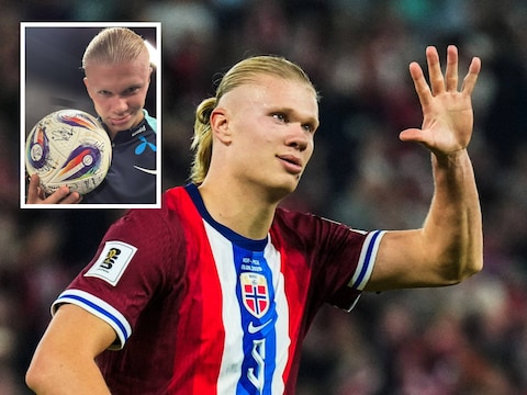 Erling Haaland laat zien hoe vaak hij heeft gescoord. Inzet: Haaland krijgt de bal mee naar huis.