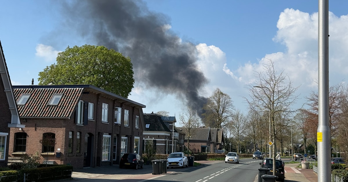 Zwarte rookwolken boven Twello nadat plastic kratten in brand vliegen