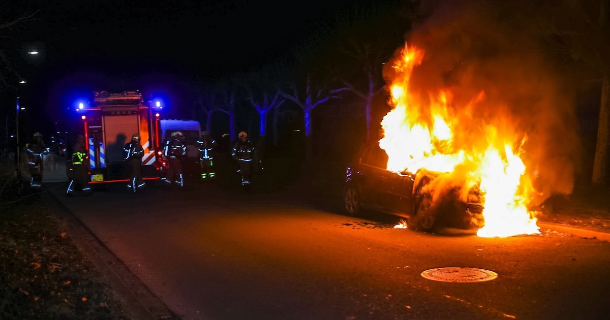 Auto in lichterlaaie in Apeldoorn, politie houdt rekening met brandstichting