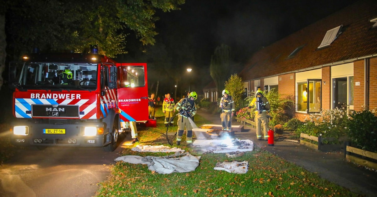 Matrassen in brand in woning aan de Hattemse Beek in Apeldoorn, bewoner naar ziekenhuis