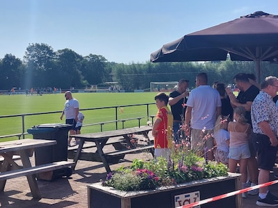 Go Ahead Eagles begint eerste oefenduel met deze elf spelers • Supporters zoeken schaduw op