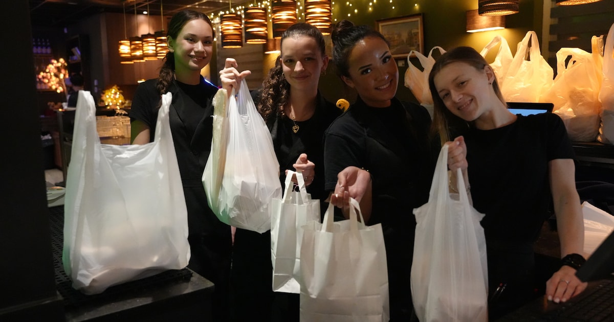 Gratis tassen vol Chinees eten uitgedeeld in Bunschoten