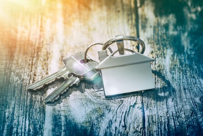 De sleutel van haar huis krijgt ze terug van hem, maar naar binnen kan ze niet meer