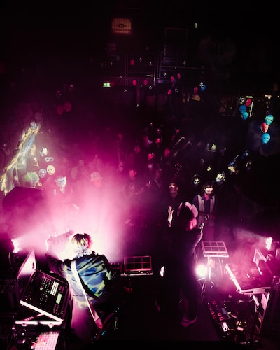 Neon, beats en geheimzinnigheid: nachtelijk feest met maskers trekt naar Deventer