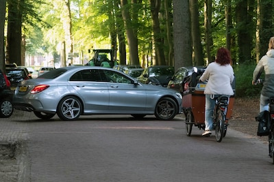 Hoe dit vredige dorp tijdens schooltijd volloopt met ronkende auto’s: ‘Zelfs oudere kinderen gaan niet met de fiets’