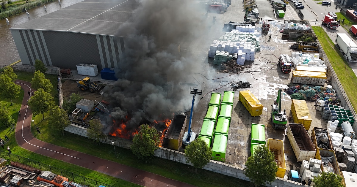 Nablussen bij recyclingbedrijf op Urk gaat nog uren duren