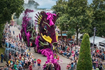 Influencer Dutch Performante naar Corso Sint Jansklooster, bouwt ook mee aan wagen