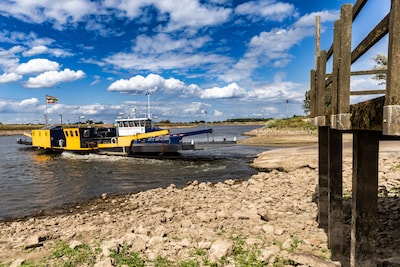 Ene na de andere IJssel-pont stopt door laag water, maar deze twee varen ‘gewoon’ door