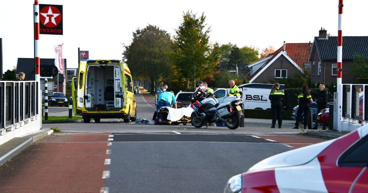 Auto en fietser botsen met elkaar in Beerzerveld: fietser met letsel naar het ziekenhuis