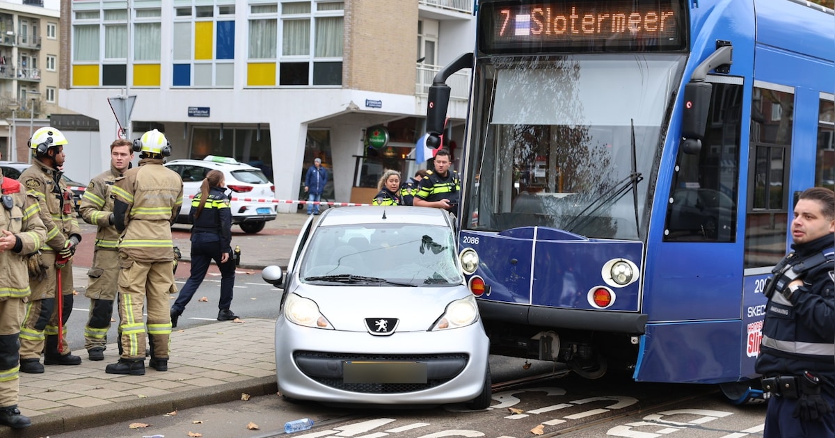 Automobilist botst met tram in Amsterdam-Slotermeer