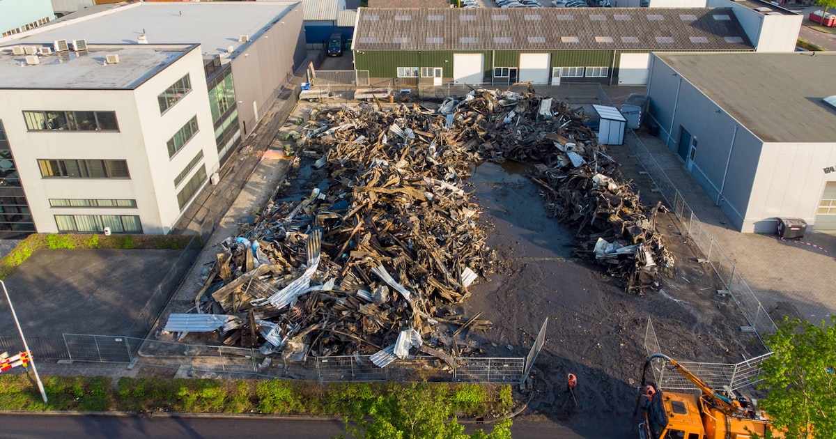 Agenten doorzoeken puinhoop van afgebrand dessertbedrijf in Ermelo: ‘Houden rekening met brandsticht