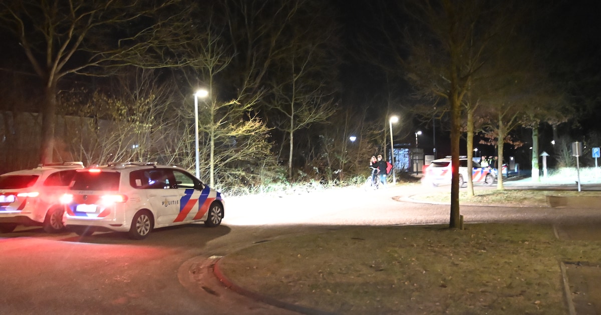 Politieauto’s bij voetbalclub in Steenwijk na opstootje in kantine: ‘Te veel drank in de man’