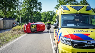 Auto belandt op zijkant bij ongeval in Emmen