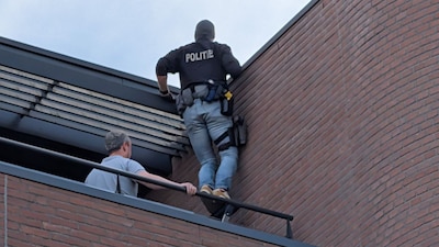 Politie verklaart gedrag naakte dakklimmer die al tot twee keer toe flink wat schade veroorzaakte in