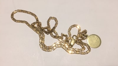 Een hartelijke omhelzing, twee dikke kussen op de wangen en dan is een 94-jarige vrouw haar gouden k