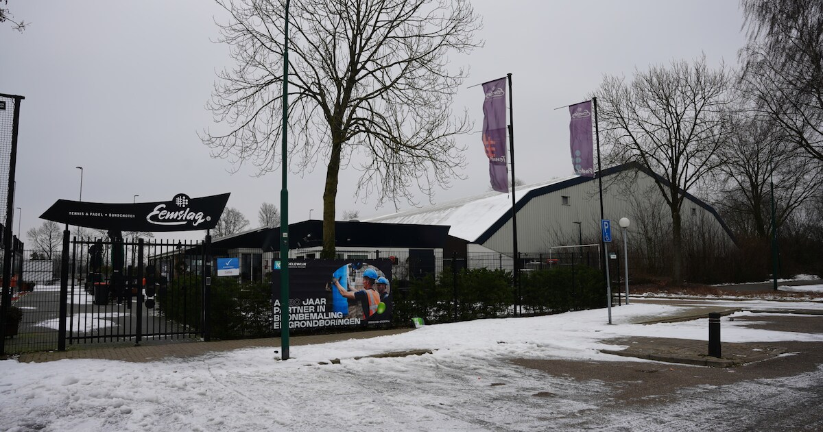 Tennishal Eemslag in Bunschoten moet dicht vanwege scheuren in buitenmuren