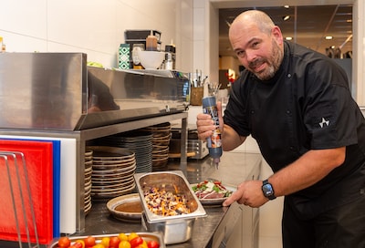 Voorbijganger vraagt: ‘Waar is hier een restaurant?’ Tja, denkt Gert Jan en nu gaat hij zelf diners 