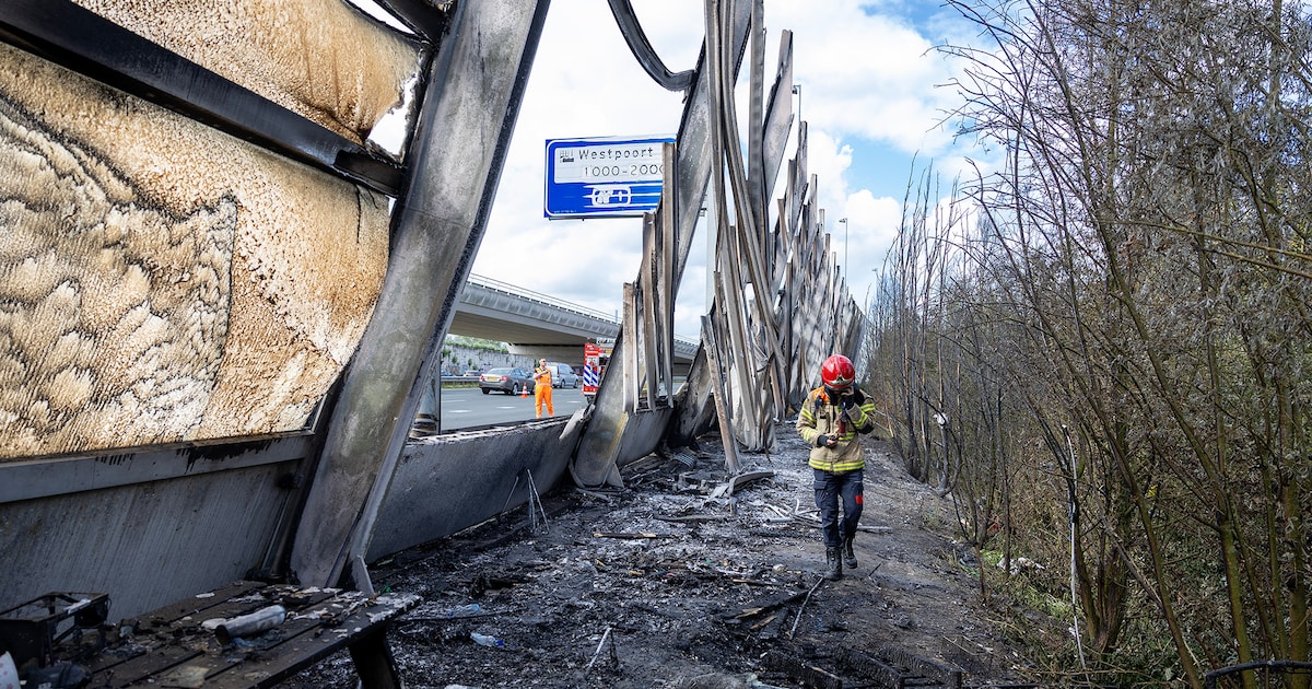 Geluidswal langs A10 West zwaar beschadigd door brand