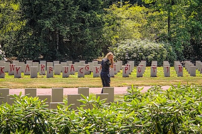Ruim 150 graven op Sovjet Ereveld beklad met politieke teksten: ‘Tragisch en verdrietig’
