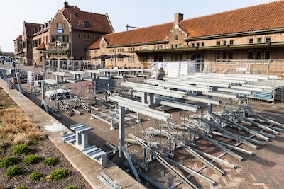 Stationsplein in Deventer verandert in doolhof van fietsenrekken