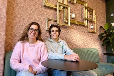 In deze nieuwe Zwolse koffiezaak is deze kast geen gewone kast: 'Ben je klaar voor de verrassing?'