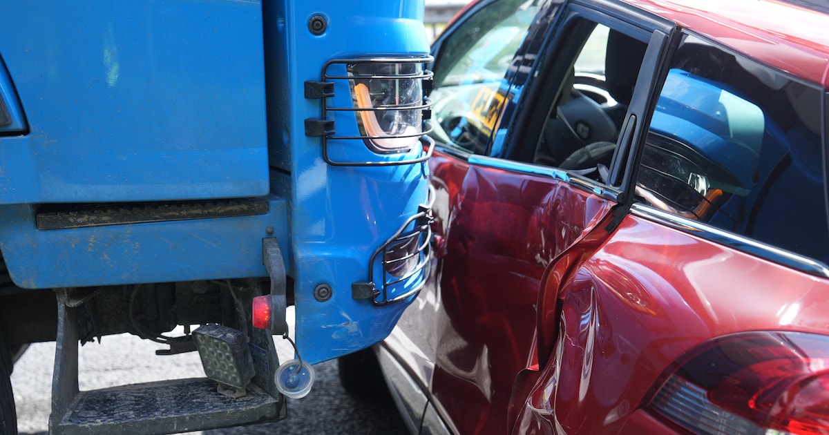 Opmerkelijk ongeluk op A28: auto belandt overdwars voor neus van vrachtwagen.