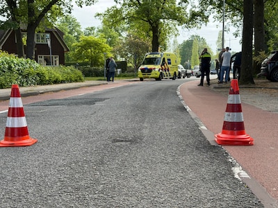 Fietser in Hellendoorn botst met auto en raakt gewond aan zijn benen