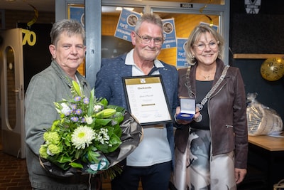 Bij jubilerende Wezeper volleybalclub wordt Gerrit Sleurink extra in het zonnetje gezet