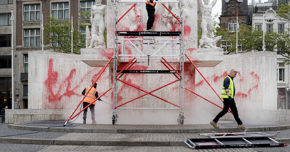 Monument op de Dam in Amsterdam besmeurd met rode verf en ‘genocide’, vlak voor Dodenherdenking