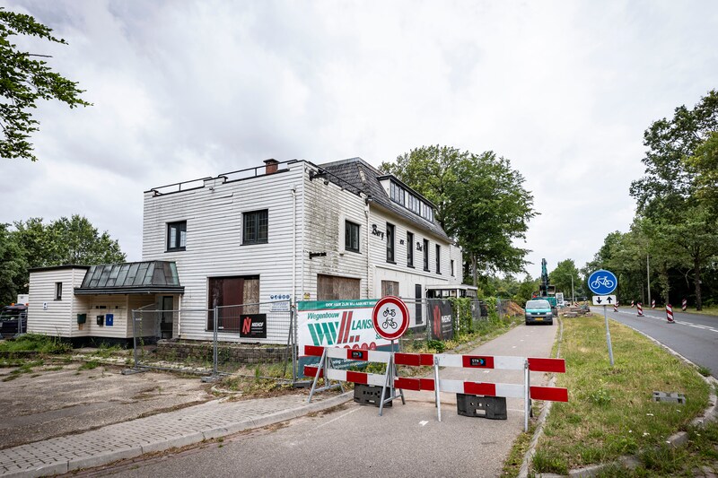 Voormalig Hotel Berg en Dal in De Lutte. Er moeten woningen op deze plek komen, maar sloop laat lang op zich wachten. 