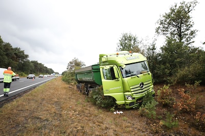 Vrachtwagen belandt in berm langs A1 bij Stroe, rijstrook weer vrijgegeven
