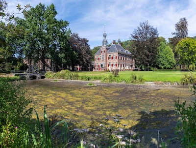 Er ligt normaal een idyllische vijver om dit kasteel, maar nu domineert groengele modderbodem