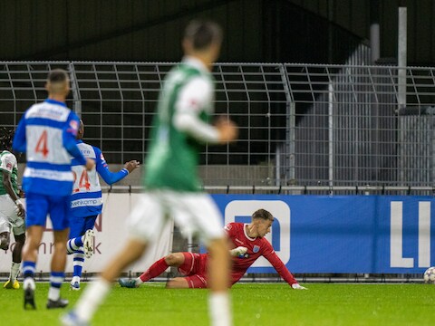 Aliou Baldé passeert Mike Hauptmeijer en zet PEC Zwolle al vroeg op achterstand.