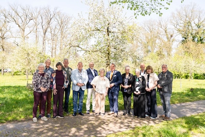 Lintjesregen in Hellendoorn, dit zijn de twaalf gedecoreerden
