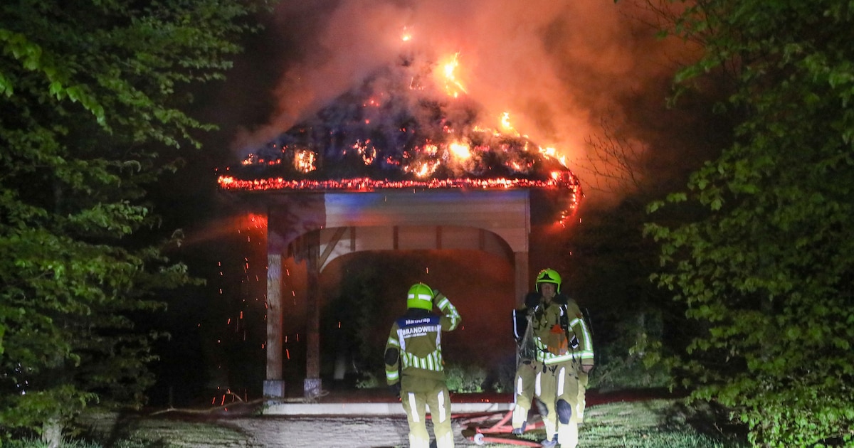 Brand in dak van prieel in Schaffelaarsebos in Barneveld