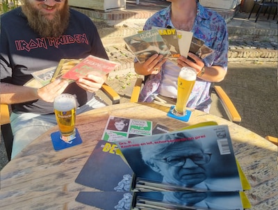 Vinylsessie vult terras van Oerkroeg Schiller in Aalten