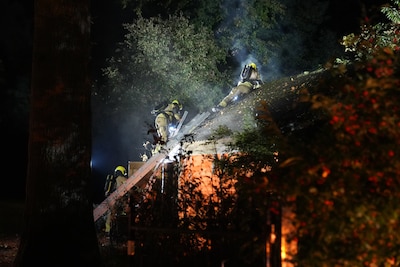 Barbecue in Schalkhaar loopt uit de hand: schuur in brand, deel van het dak eraf