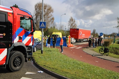 Fietser gewond bij aanrijding met vrachtwagen in Barneveld, rotonde afgesloten